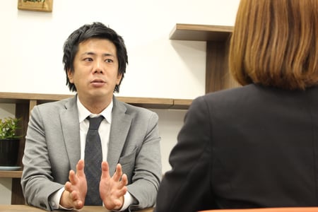 真剣に語る明田 真剣に語る明田